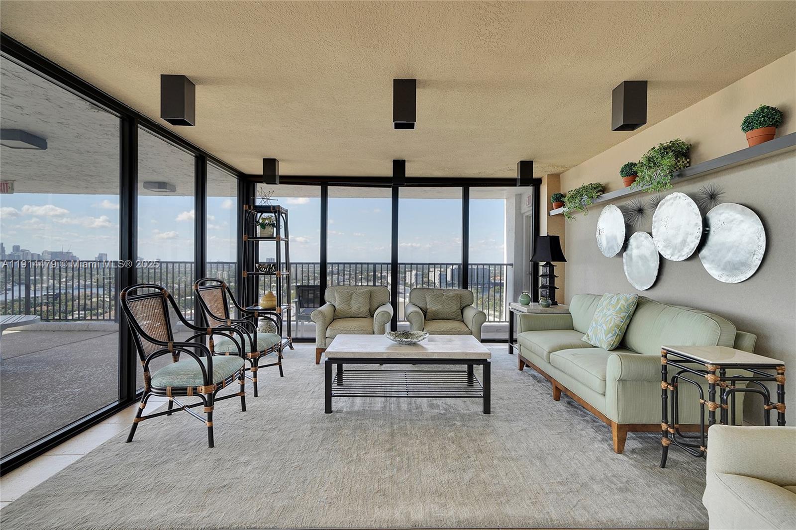 CORINTHIAN ON THE INTRACO - Residential