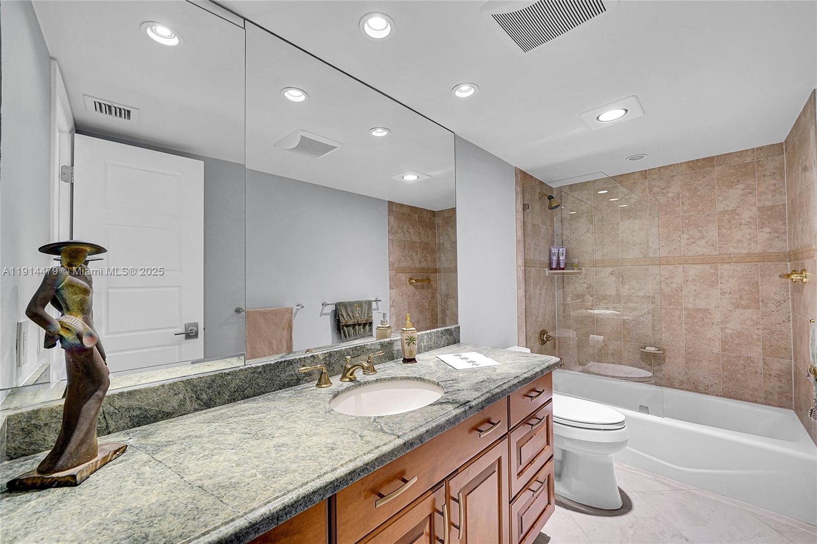 CORINTHIAN ON THE INTRACO - Residential