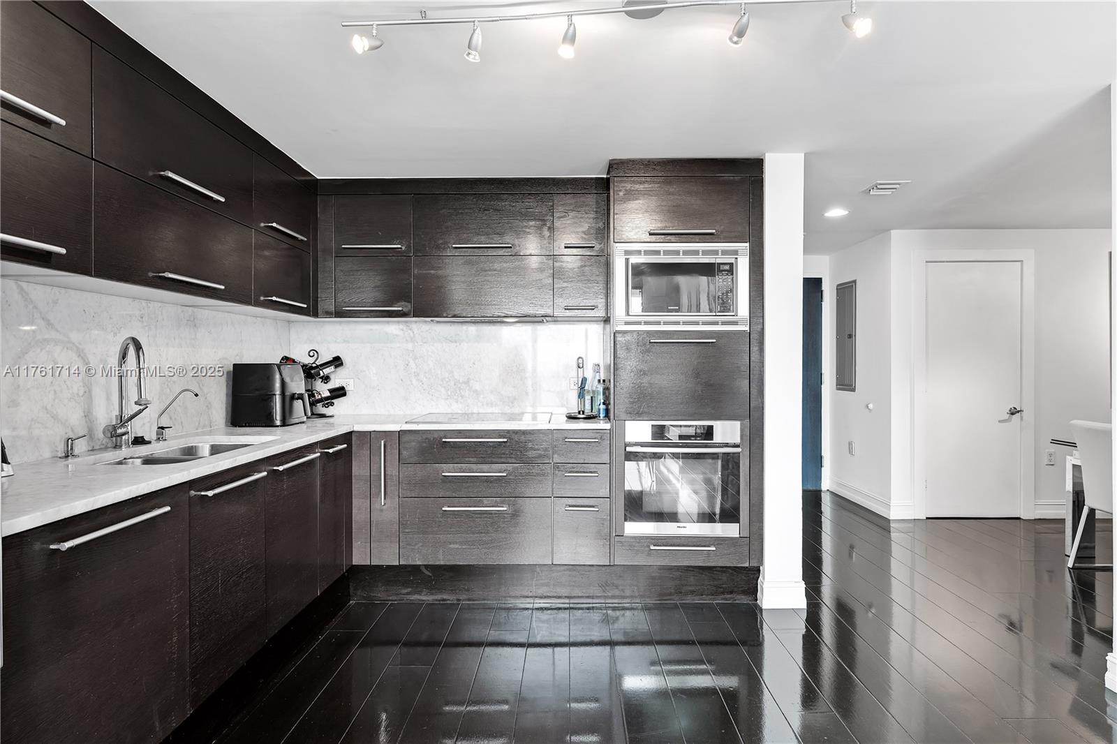 900 BISCAYNE BAY CONDO - Residential Lease