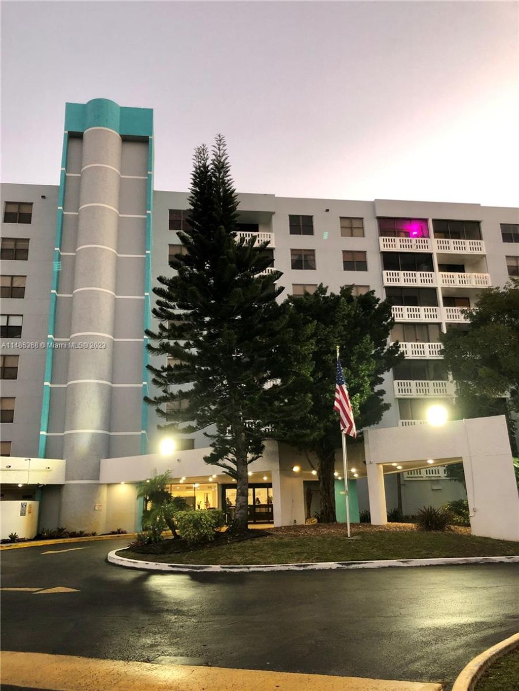 Photo of 919 Hillcrest Dr #708, Hollywood, FL 33021 (MLS # A11486368)