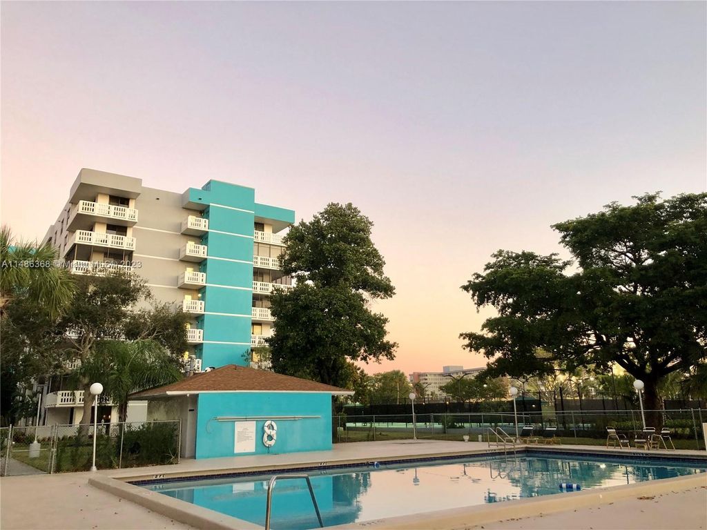 Photo of 919 Hillcrest Dr #708, Hollywood, FL 33021 (MLS # A11486368)
