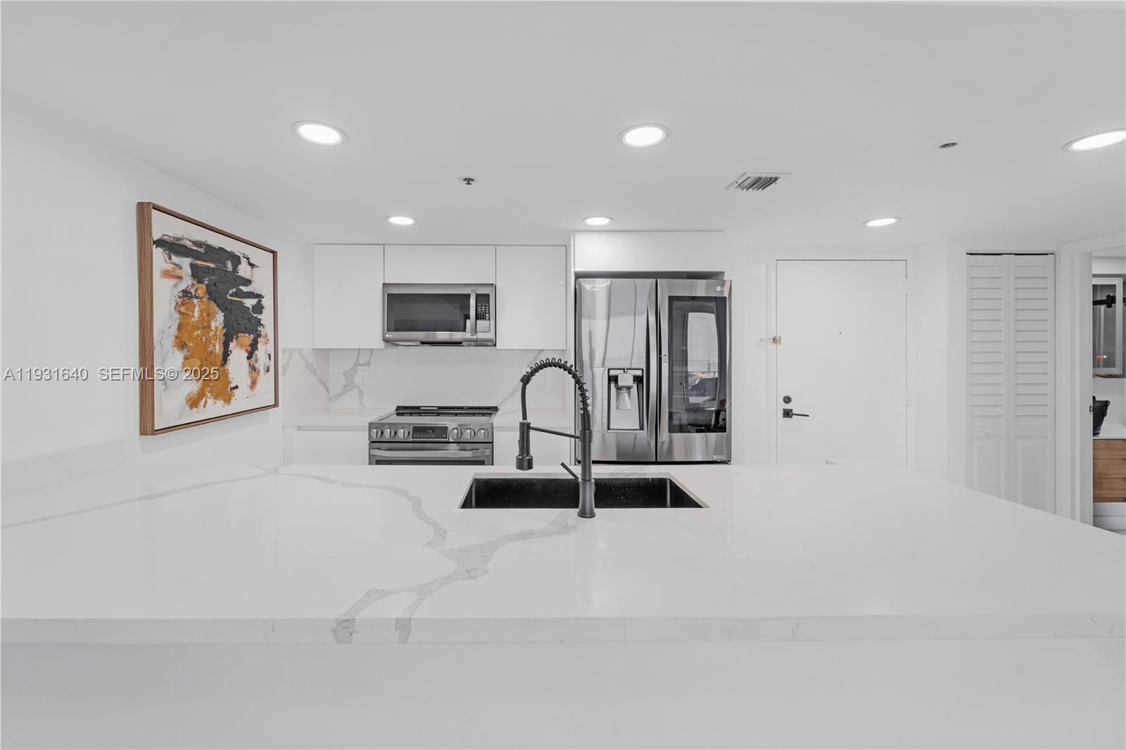 7601 E Treasure Dr 819