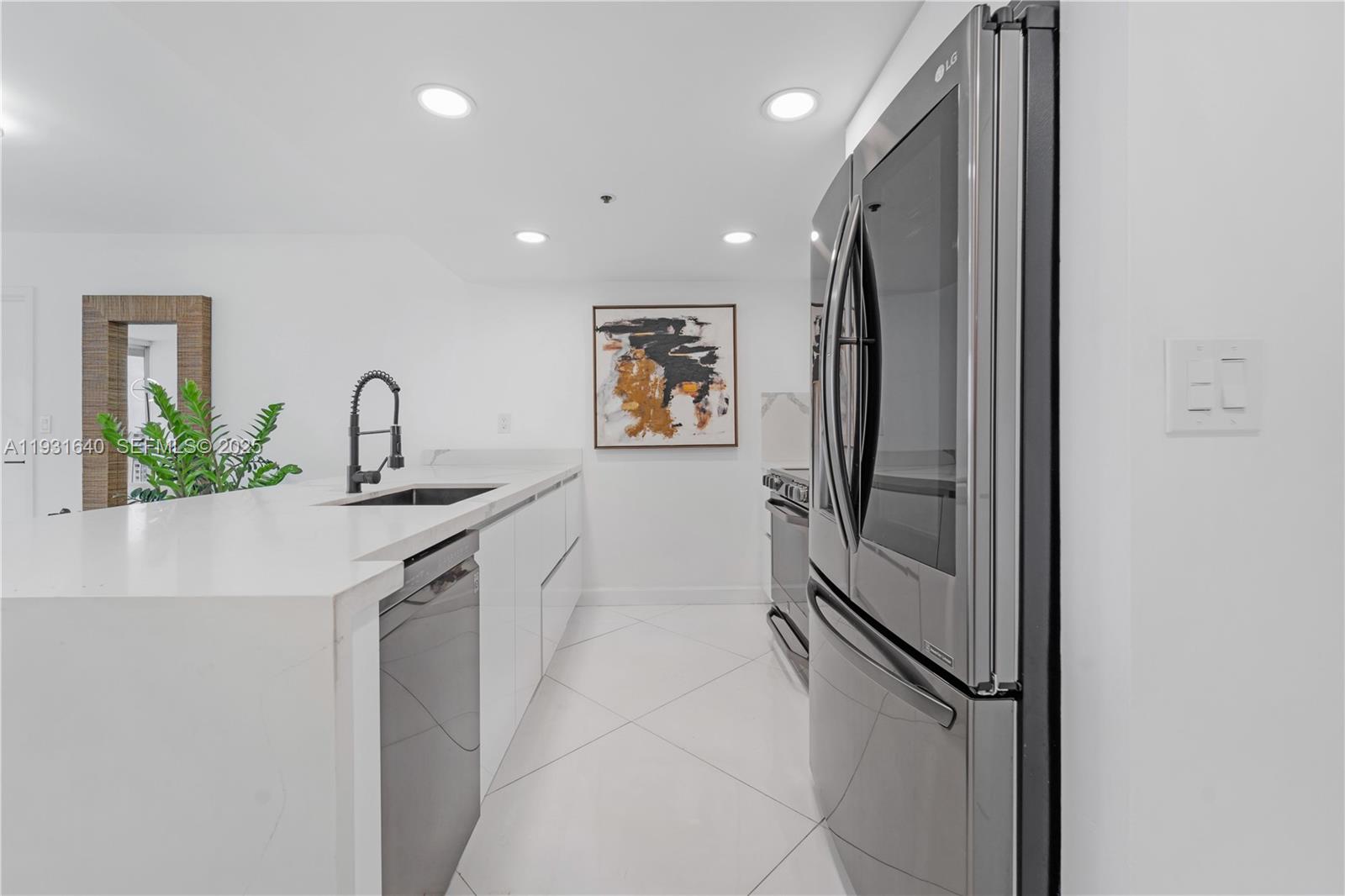 7601 E Treasure Dr 819