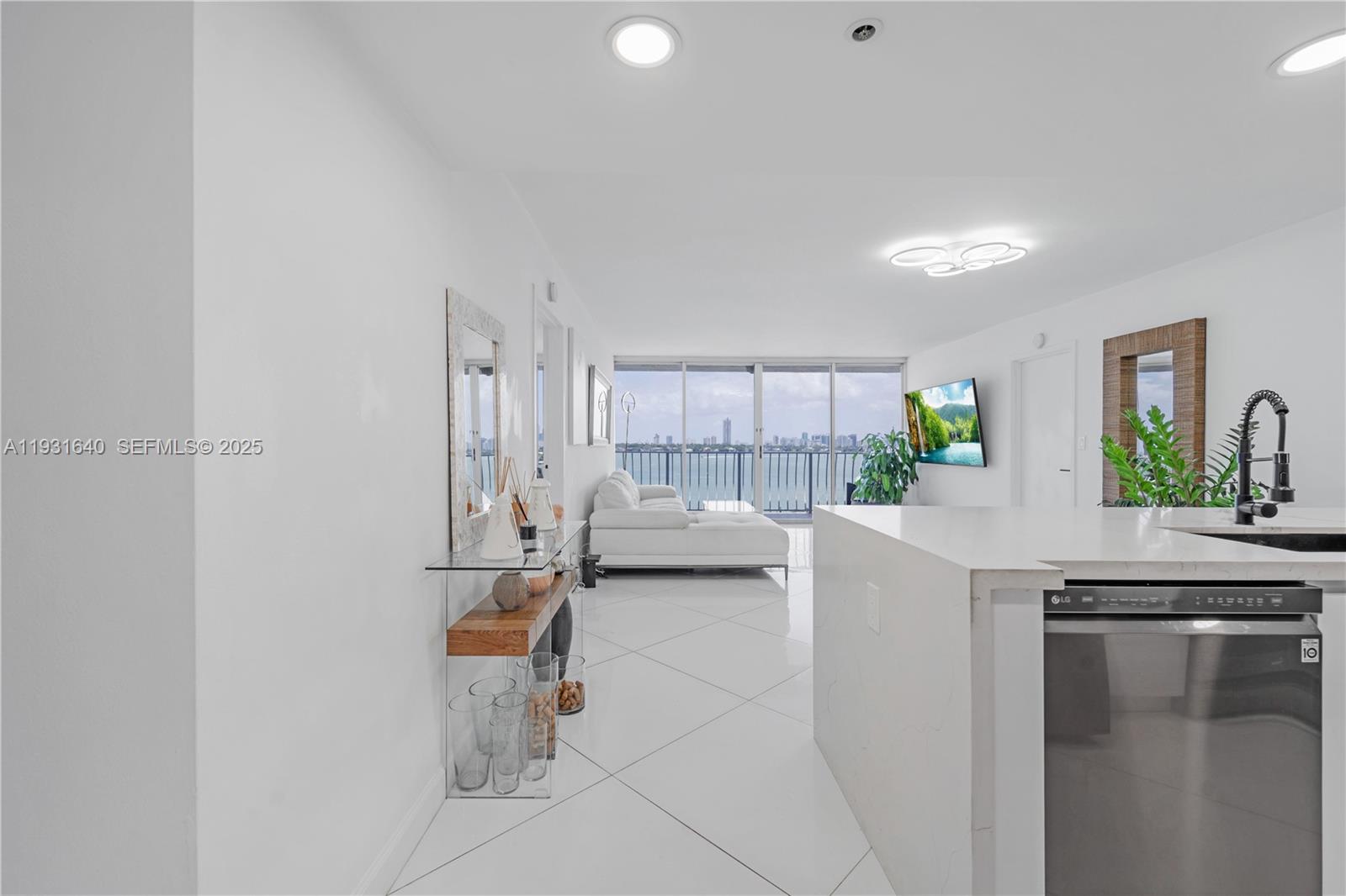 7601 E Treasure Dr 819