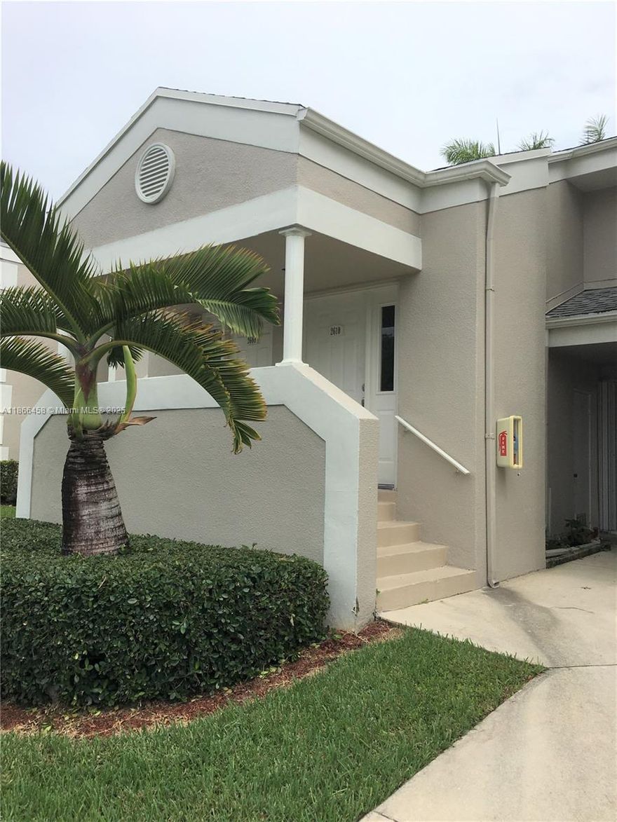 Beautiful Center gate condo in Keys Gate, 2 bedroom and two full bathes, Galley style eat in kitchen, Use of clubhouse, pool, exercise room and so much more. Located near shopping, Grocery, Hospital, turnpike and 30 or so minutes to the Florida Keys.