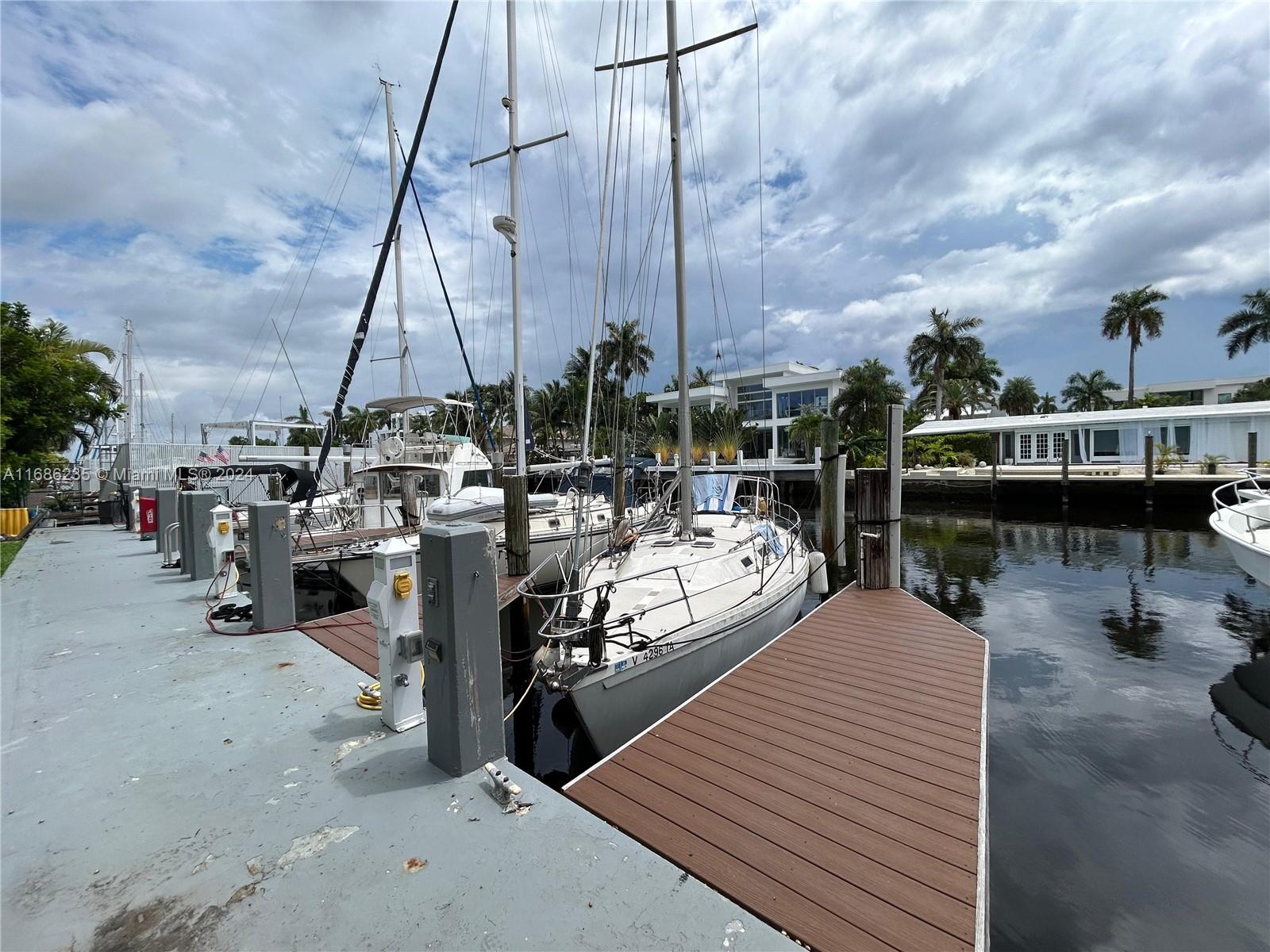 Boat slips AVAILABLE FOR RENT! Quiet area in Fort Lauderdale! The apartment is only for residents in the apartment. NO CAR PARKING. Dock available in residential property only for lease.