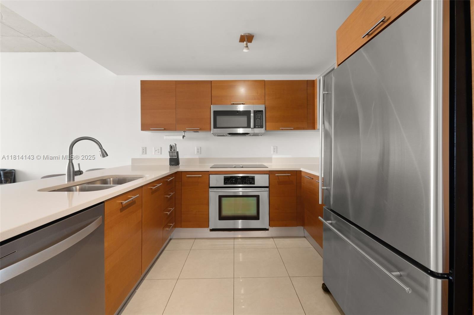 MIDBLOCK MIAMI CONDO - Residential Lease