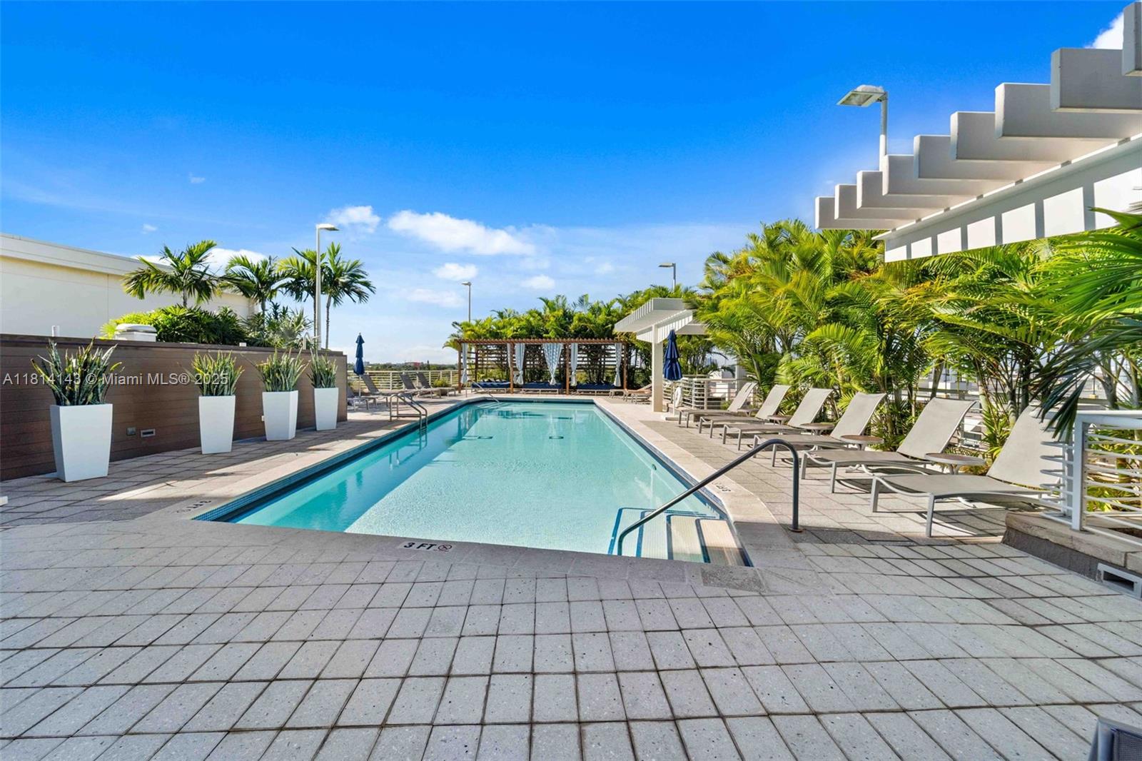 MIDBLOCK MIAMI CONDO - Residential Lease