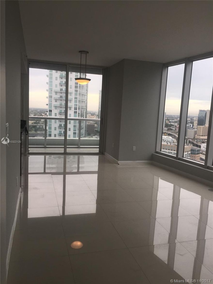 GREAT 2/2 UNIT IN THE HEART OF BRICKELL AVE.
WALKING DISTANCE TO SHOPS AND RESTURANTS.