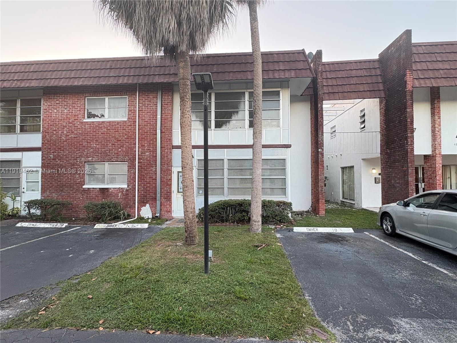 CASTLE APARTMENTS 4 CONDO - Residential