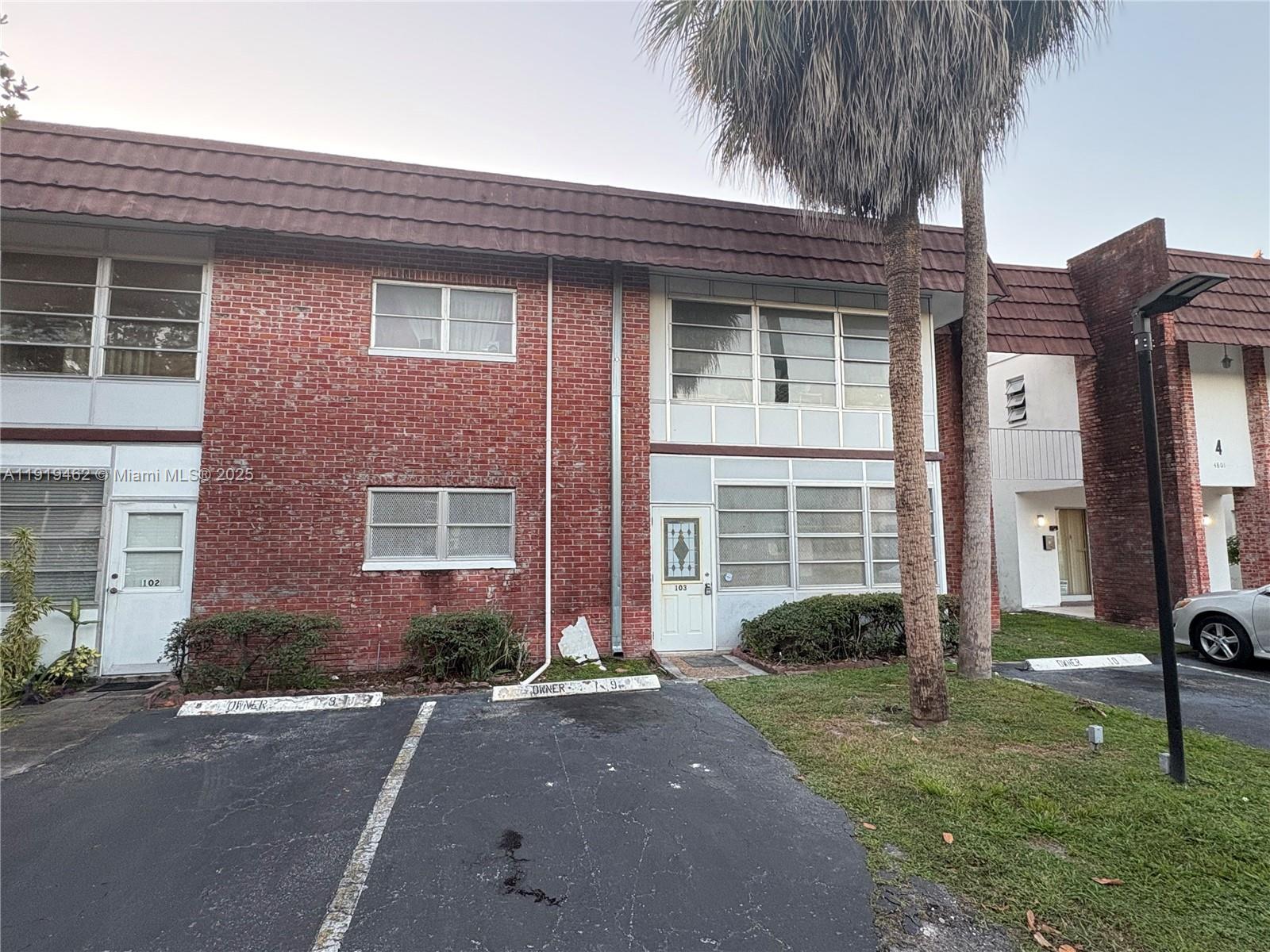 CASTLE APARTMENTS 4 CONDO - Residential