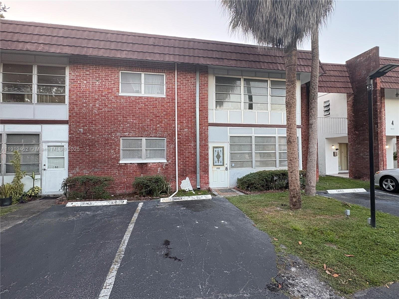 CASTLE APARTMENTS 4 CONDO - Residential