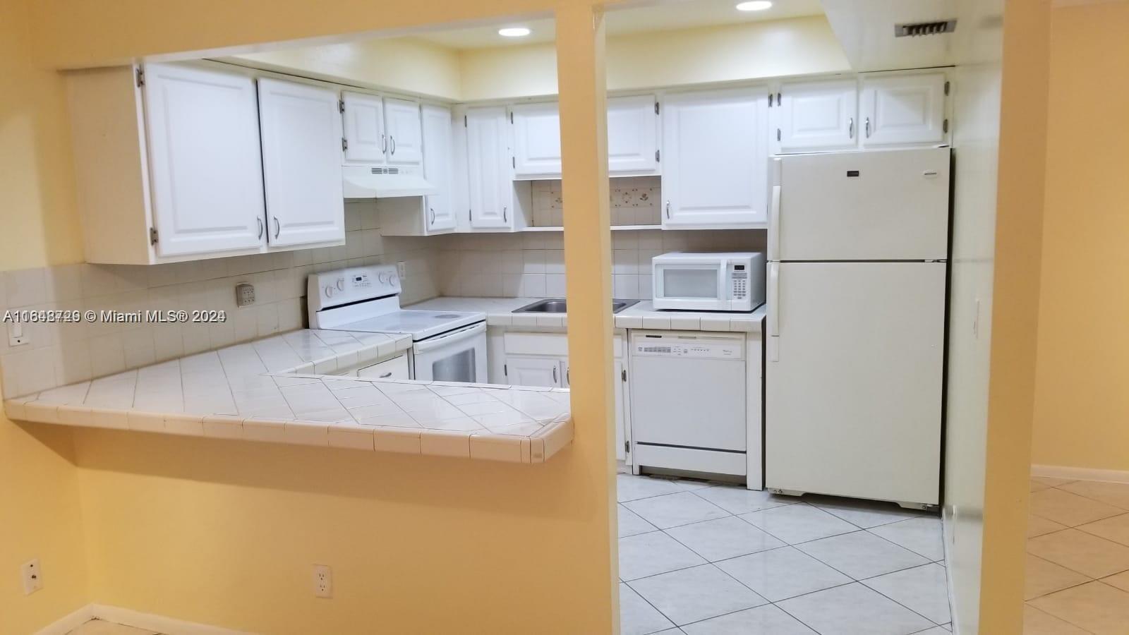 SPACIOUS 3 BEDROOM 2.5 BATH TOWNHOME WITH TILE & LAMINATE FLOORS, FRESHLY PAINTED AND UPDATED LIVING, FAMILY & DINING ROOM, MASTER BEDROOM W/TWO WALK-IN CLOSETS & PRIVATE BALCONY. WASHER/DRYER IN UNIT. PARK RIGHT IN FRONT OF YOUR DOOR. NICE COMMUNITY WITH POOL, SPA, TENNIS COURT & GYM, CLOSE TO MAJOR HIGHWAYS, DINING, SHOPPING & SCHOOLS.