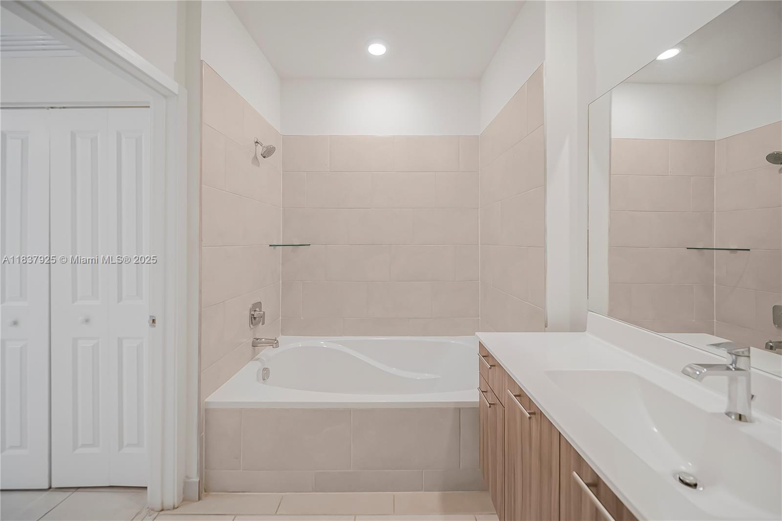 DOWNTOWN DORAL SOUTH PHAS - Residential