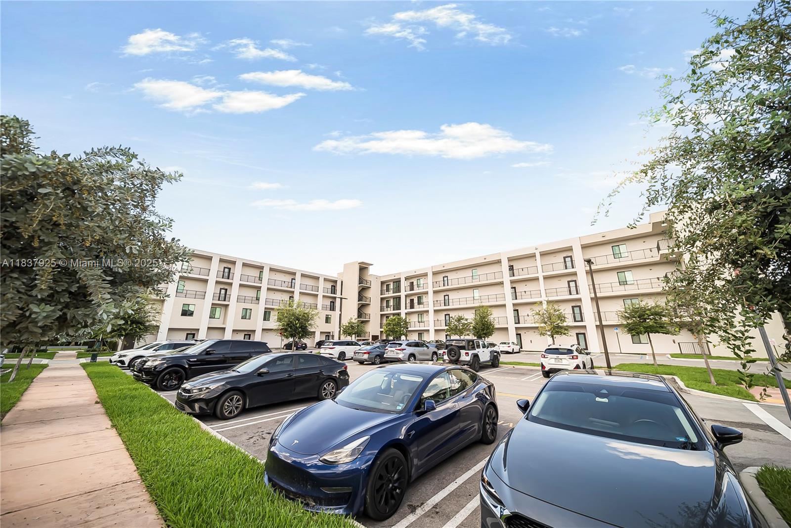 DOWNTOWN DORAL SOUTH PHAS - Residential