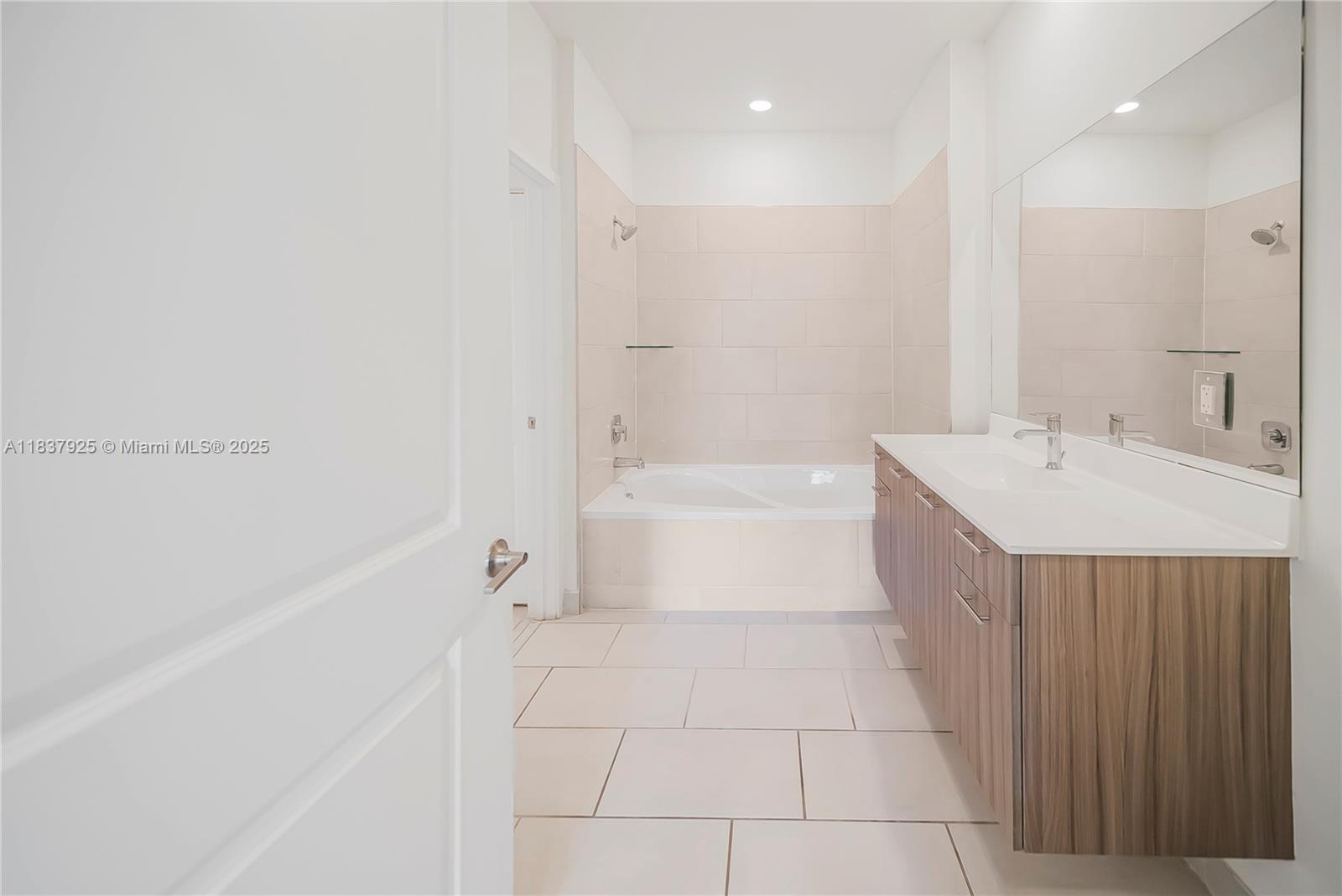 DOWNTOWN DORAL SOUTH PHAS - Residential