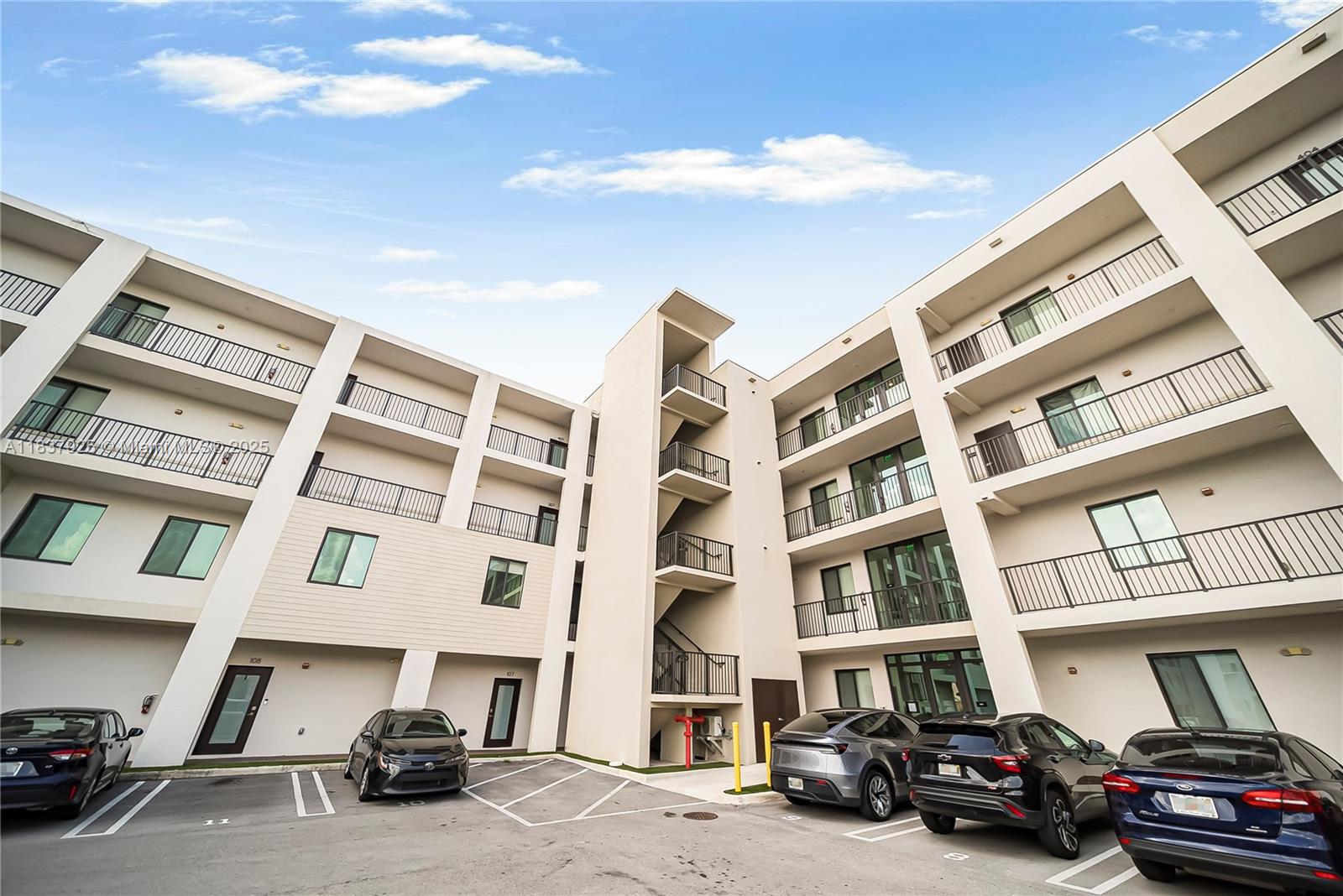 DOWNTOWN DORAL SOUTH PHAS - Residential