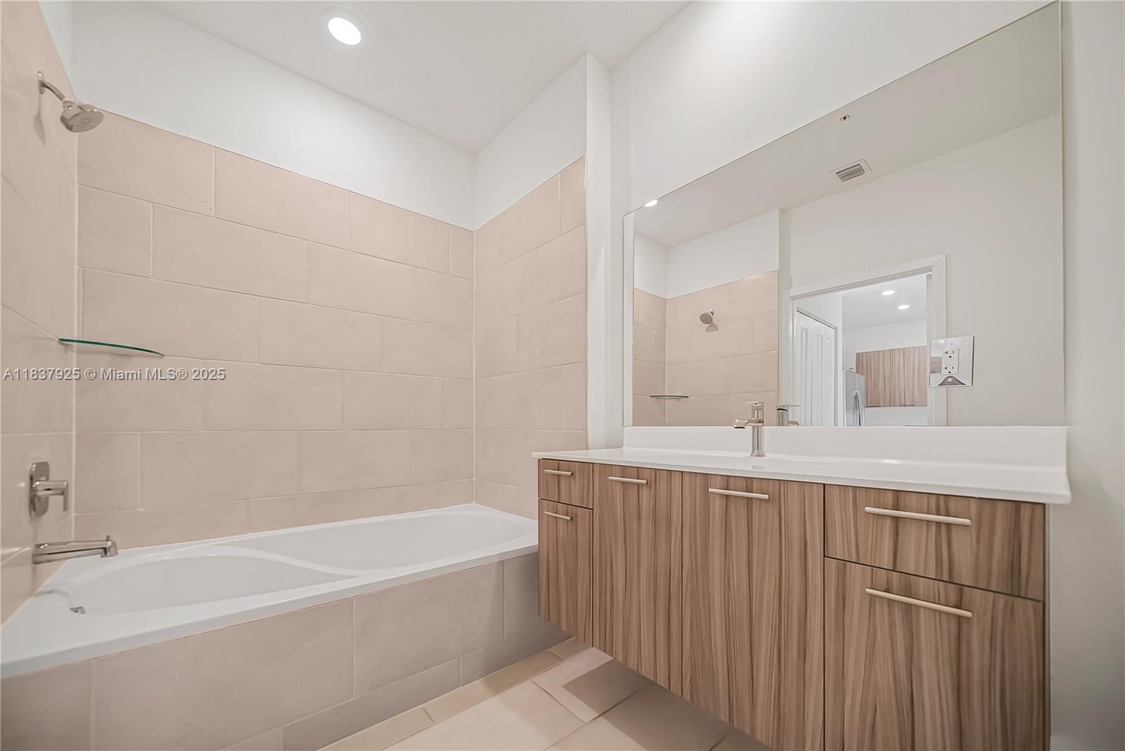 DOWNTOWN DORAL SOUTH PHAS - Residential