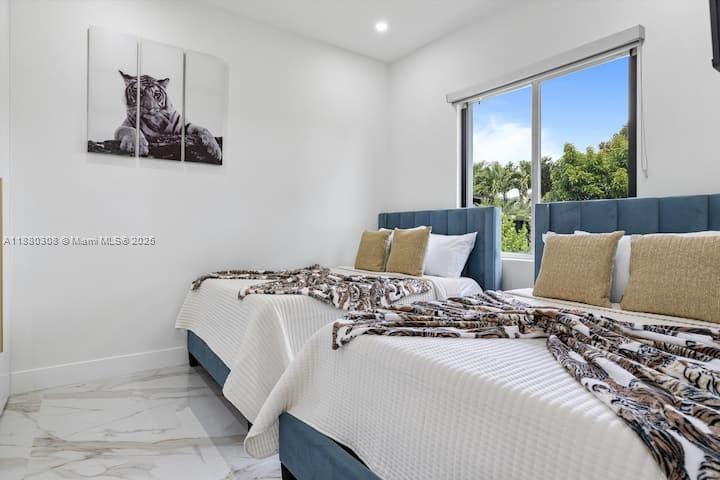 VALENCIA ACRES - Residential