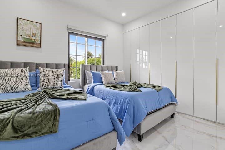 VALENCIA ACRES - Residential