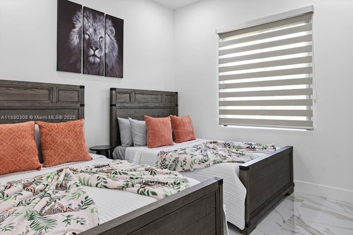 VALENCIA ACRES - Residential