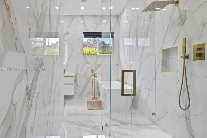 VALENCIA ACRES - Residential