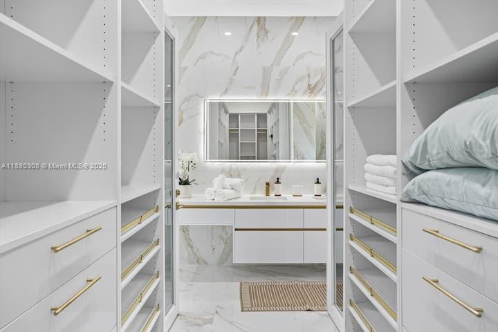 VALENCIA ACRES - Residential