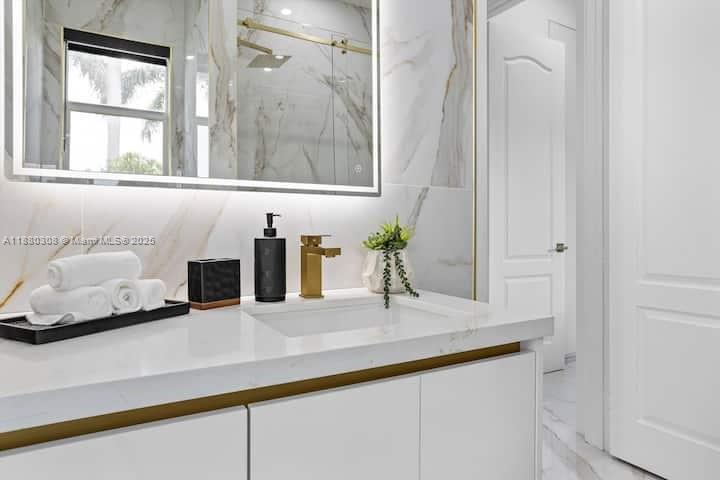 VALENCIA ACRES - Residential