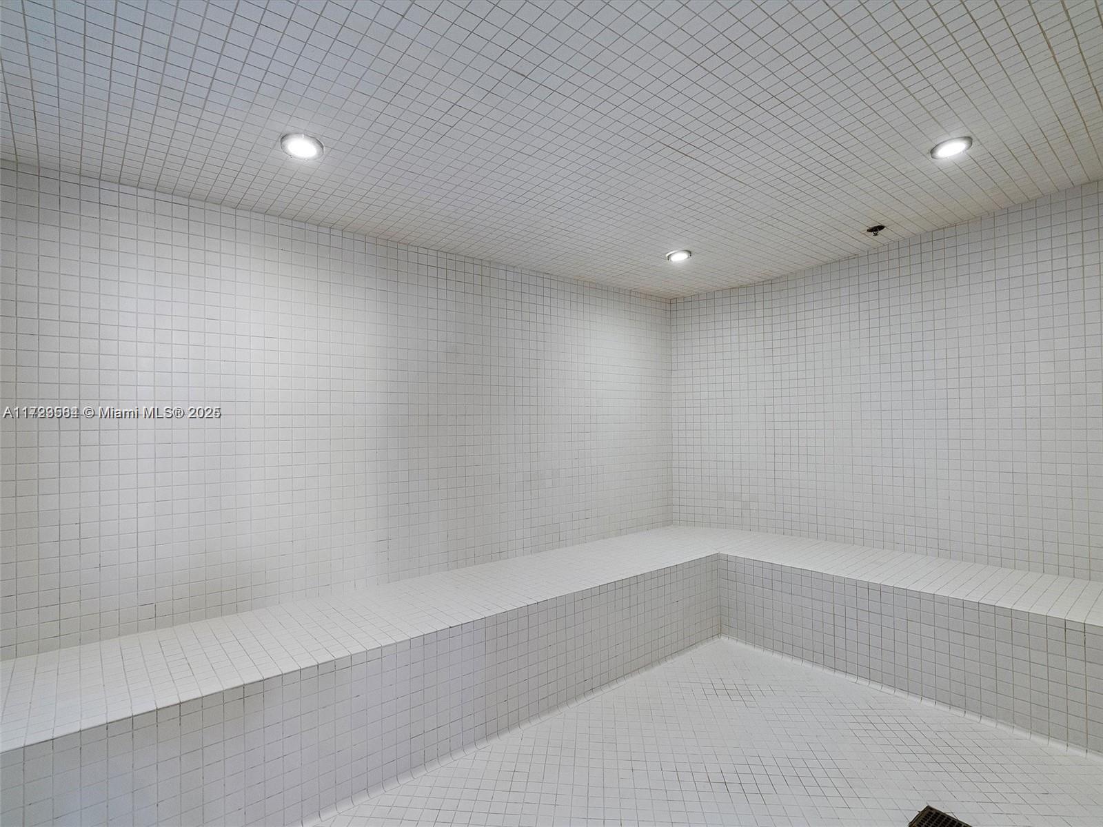 MINT CONDO - Residential