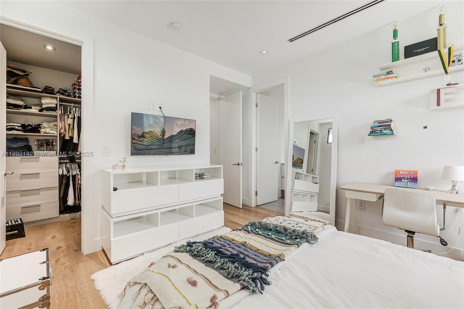 TROPICAL ISLE HOMES SUB 1 - Residential