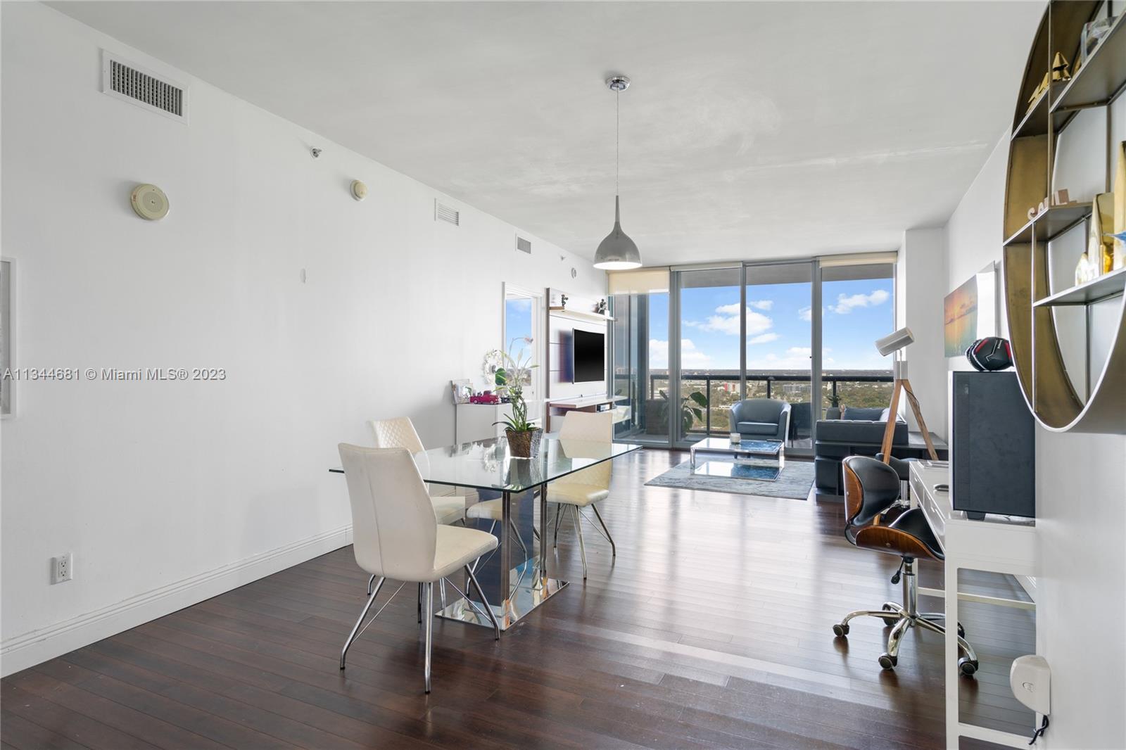 BLUE CONDO - Residential