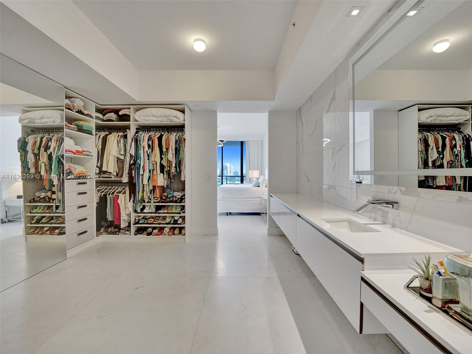 PRIVE CONDO - Residential