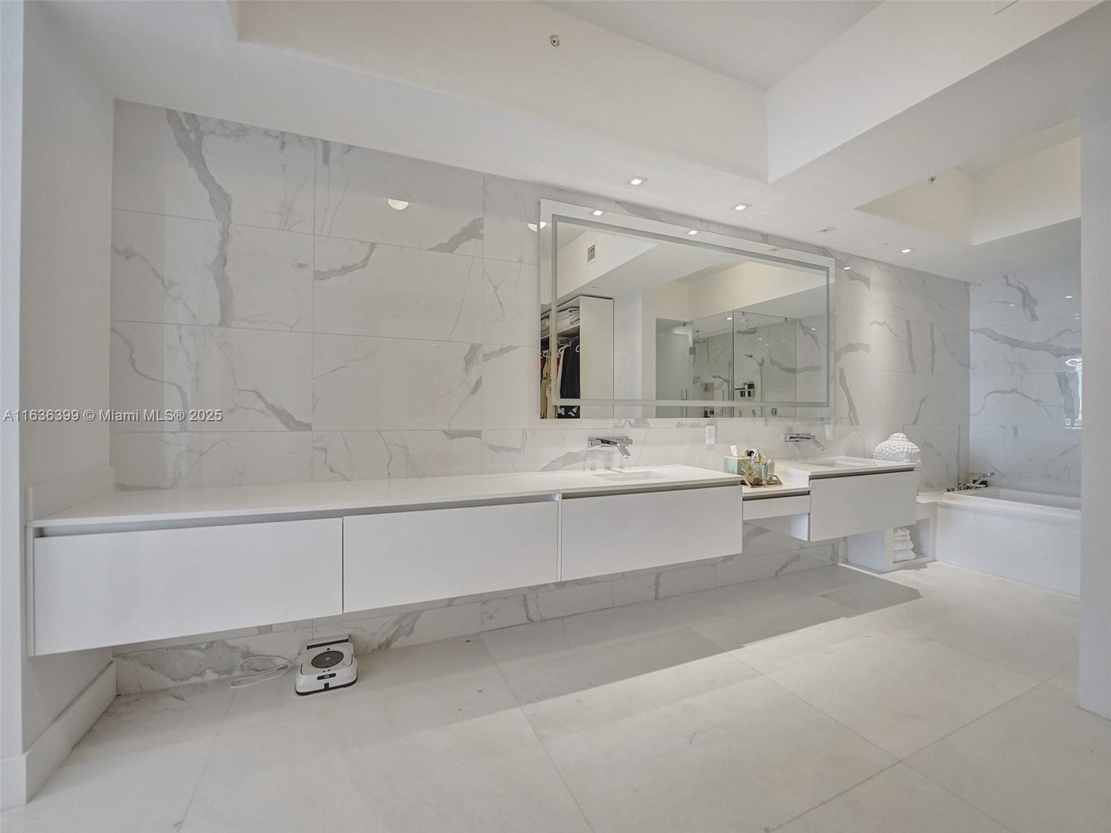 PRIVE CONDO - Residential