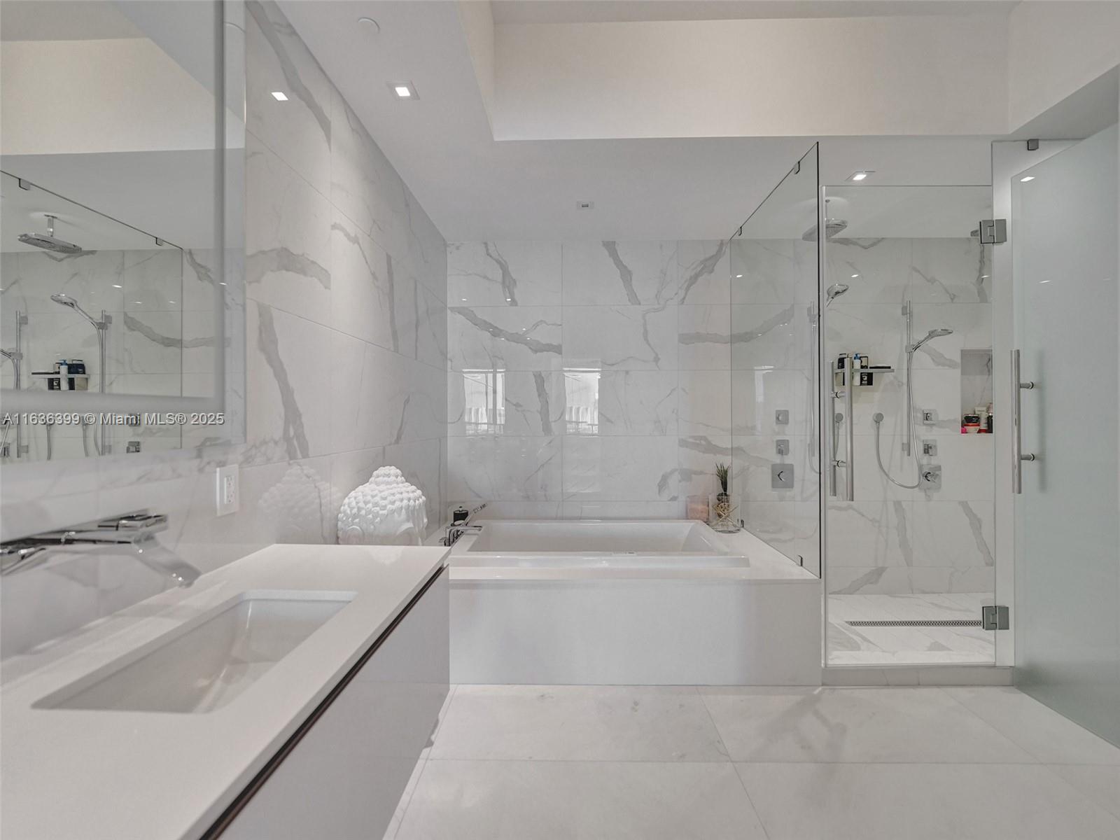 PRIVE CONDO - Residential