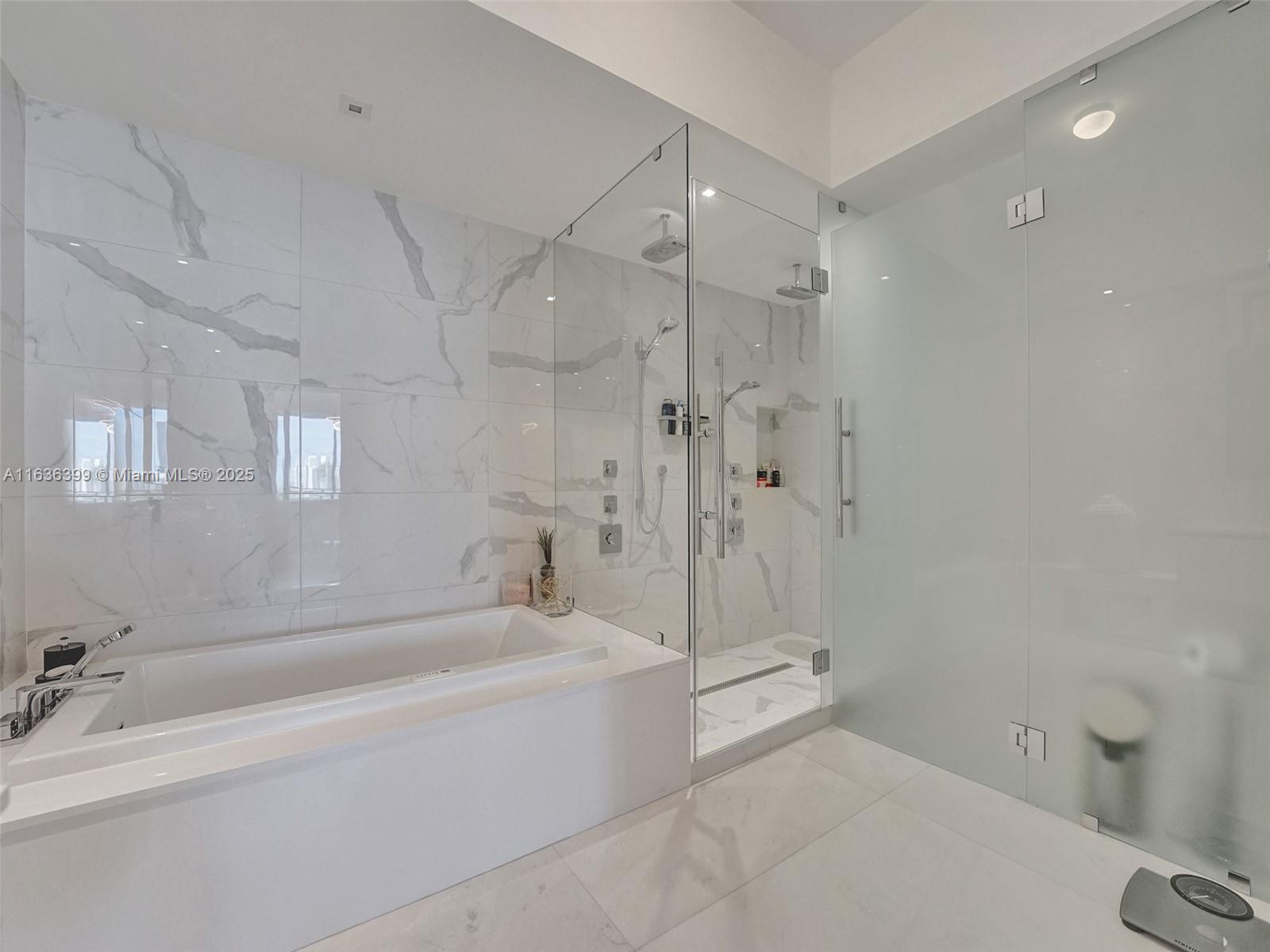 PRIVE CONDO - Residential