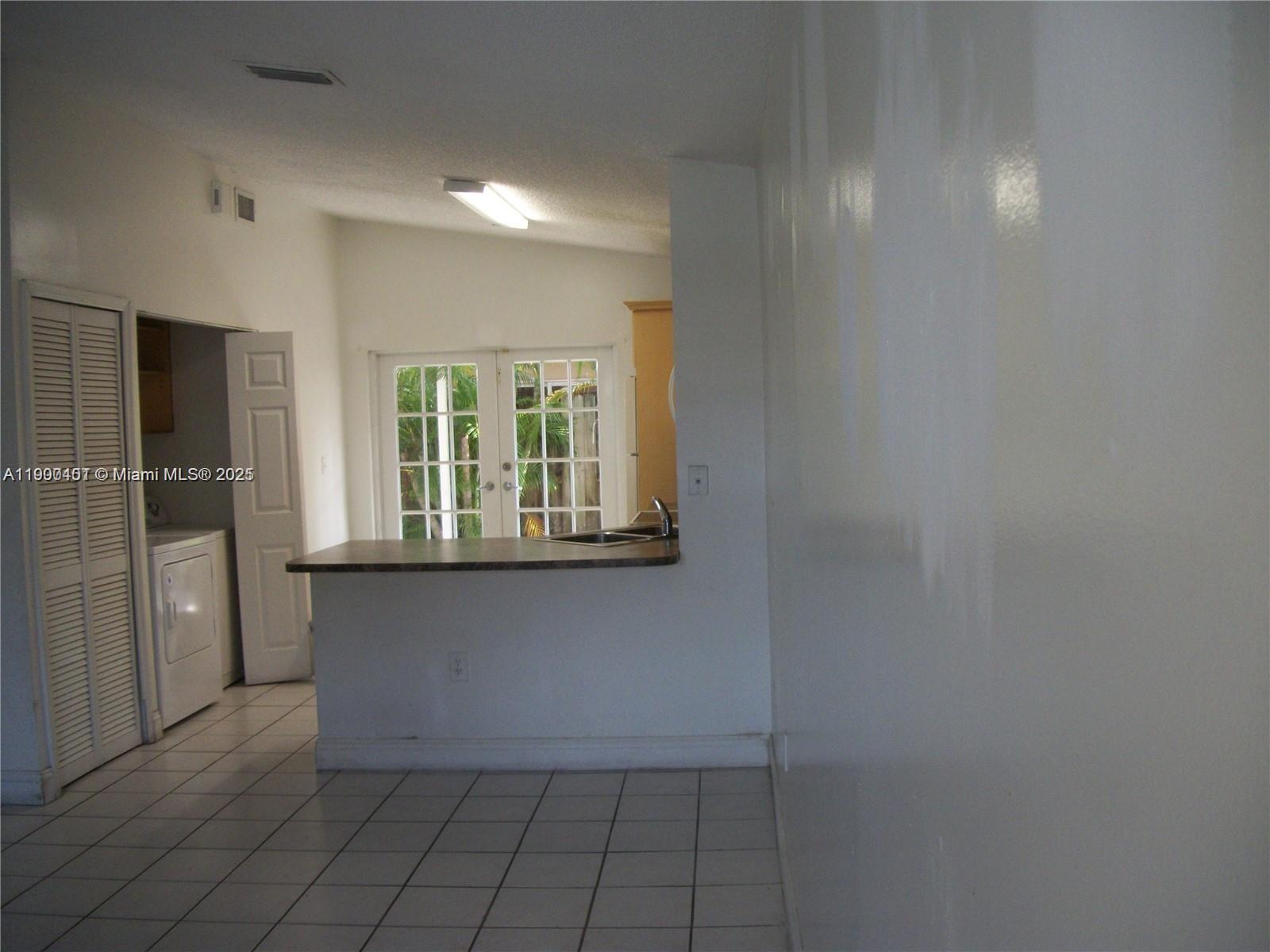 LOS PALACIOS I CONDO - Residential Lease