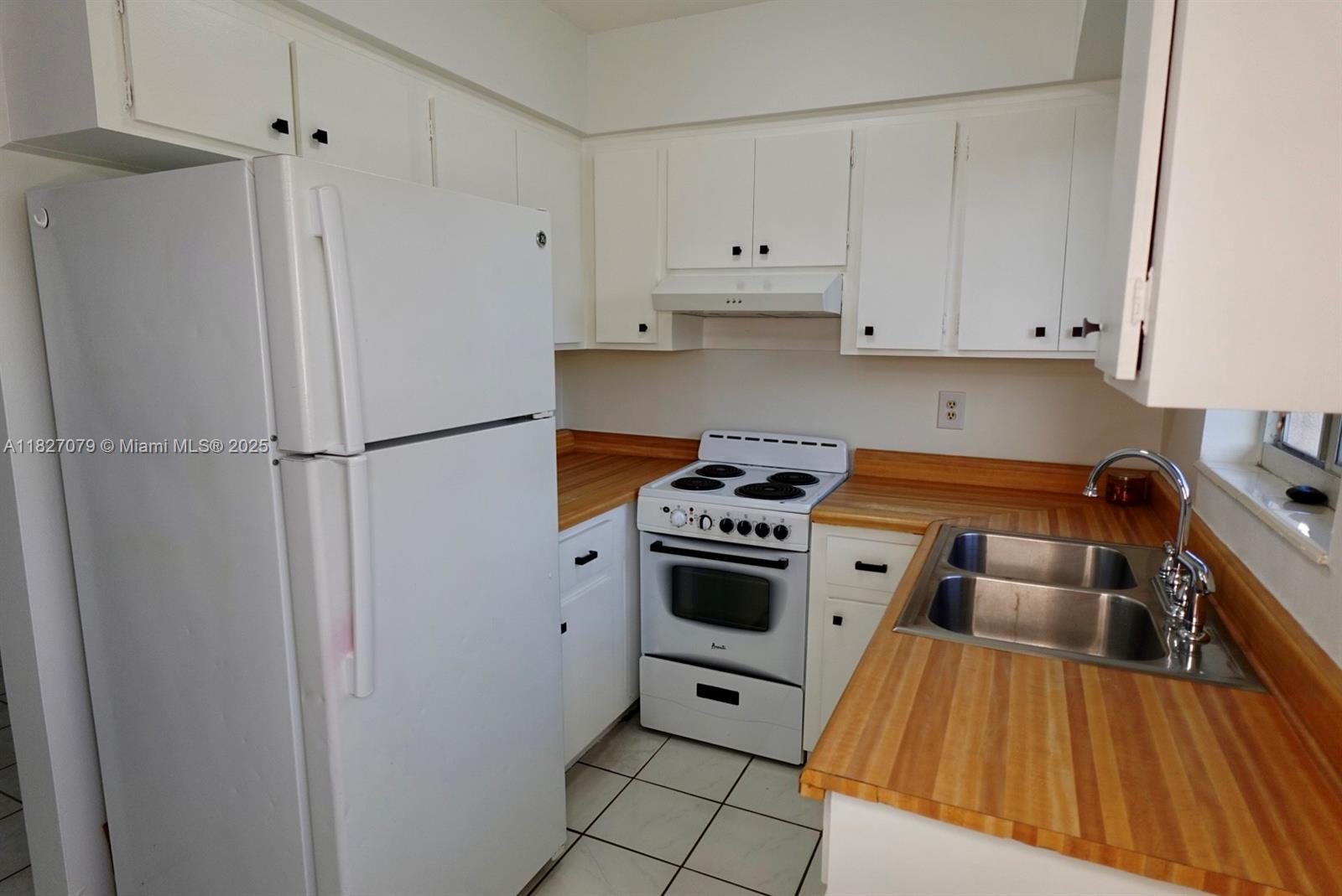 Enjoy the perfect blend of convenience and activity in this nicely presented 1 bedroom, 1 bathroom apartment in desirable Oakland Park. Located near major roads, you're located just minutes away from everything you need. Ready to move in and get settled quickly and easily. Water included. Secure your home with a year long term lease.
