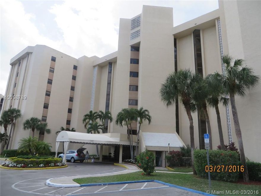 Beautiful 55+ condo located in Inverrary Golf Community. Spacious living space with eat-in kitchen area. Split floor place with oversized rooms with own bathrooms. Unit length patio overlooking golf course.  Gatehouse Security Maintenance Fee includes: Cable; Water; Sewer; Electricity, Telephone Common Areas; Common Tax; Insurance-Bldg; Lawn Care; Maintenance-Exterior; Pool Service; Roof Maintenance; Trash Removal.