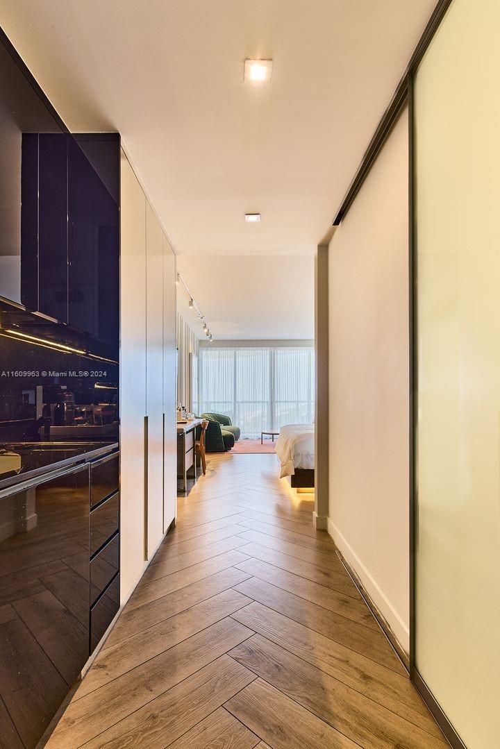 2201 Collins Ave 1718