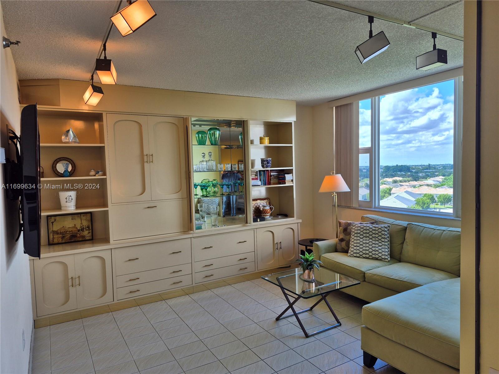 HILLCREST EAST NO 26 COND - Residential