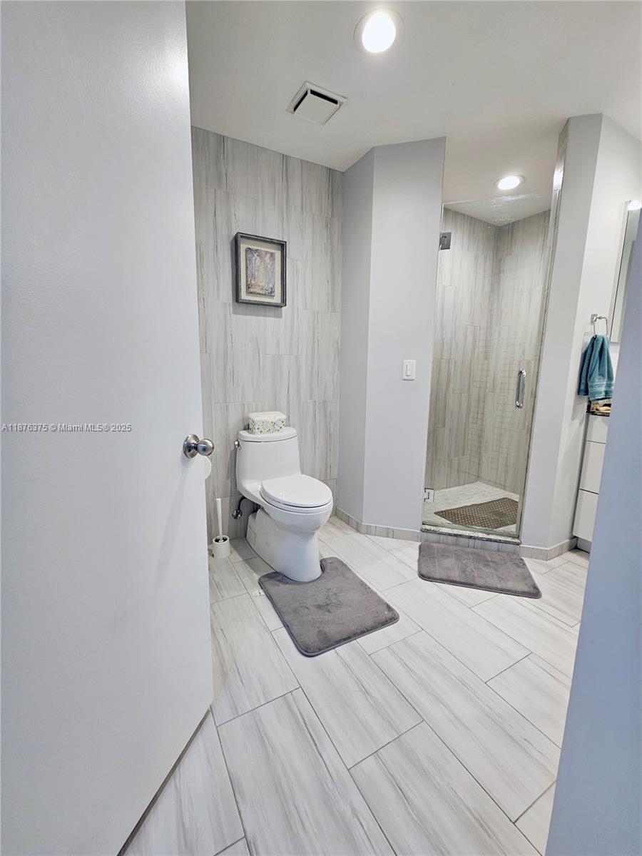 EMERALD OAKS 17 CONDO - Residential Lease