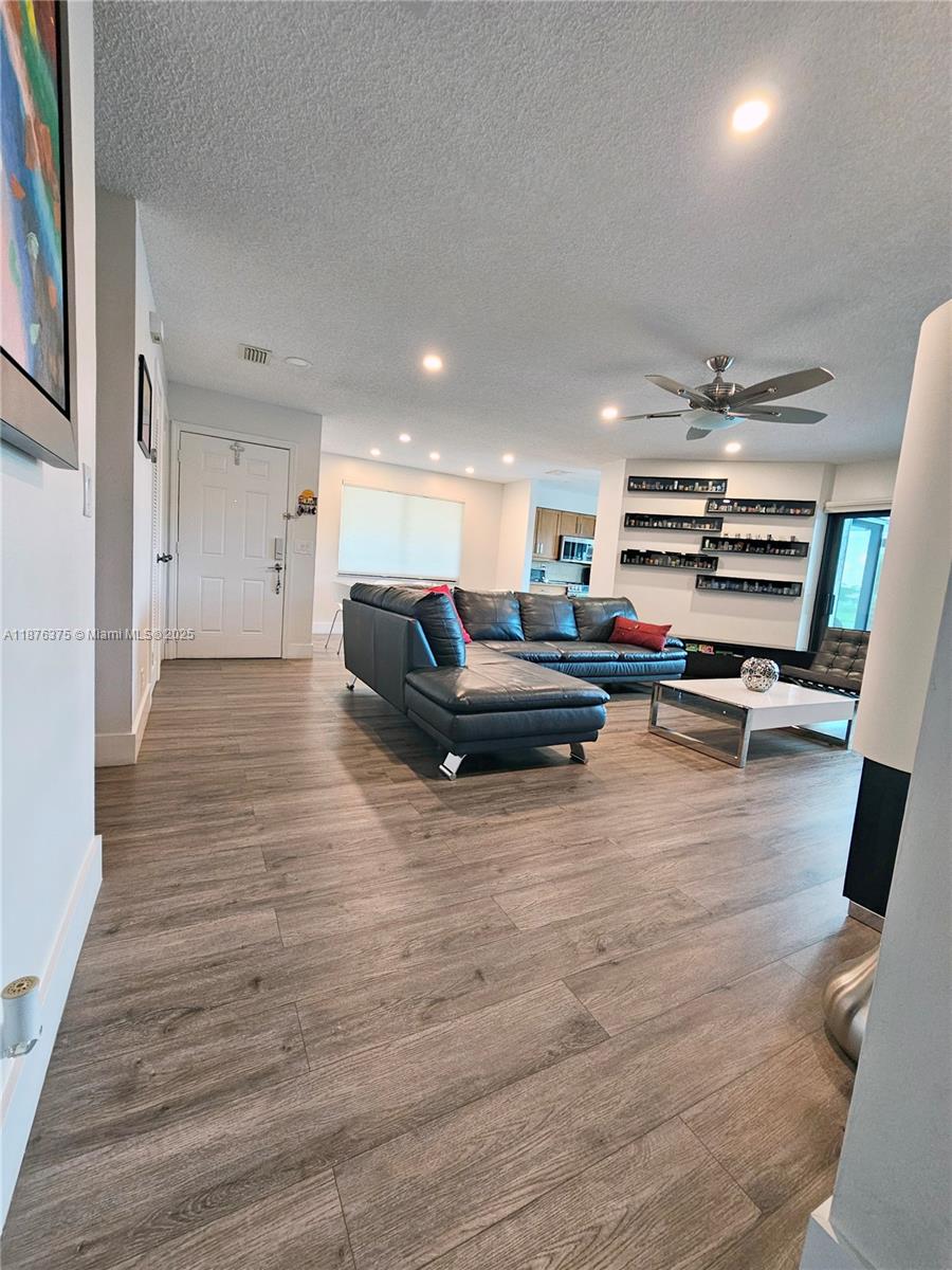 EMERALD OAKS 17 CONDO - Residential Lease