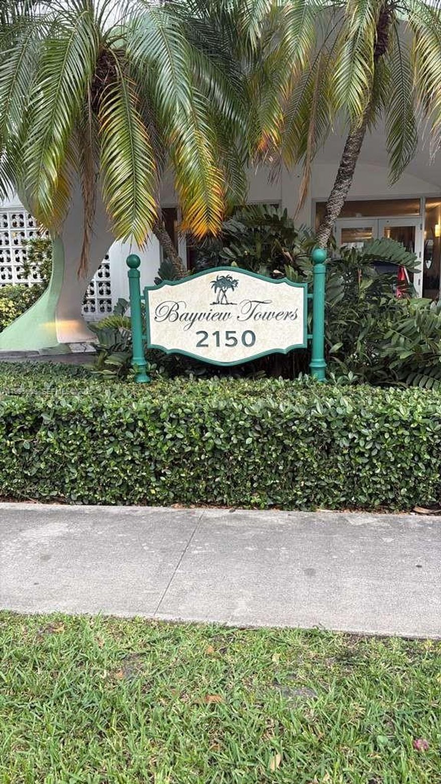 Beautiful 2/2 unit in North Miami with a spectacular view of the Inter-coastal.
The building is located in beautiful Sans Souci Blvd. close to shopping centers, restaurants and ten minutes from the Atlantic Ocean.
The unit has lots of natural light and a spectacular view of the Inter-coastal.