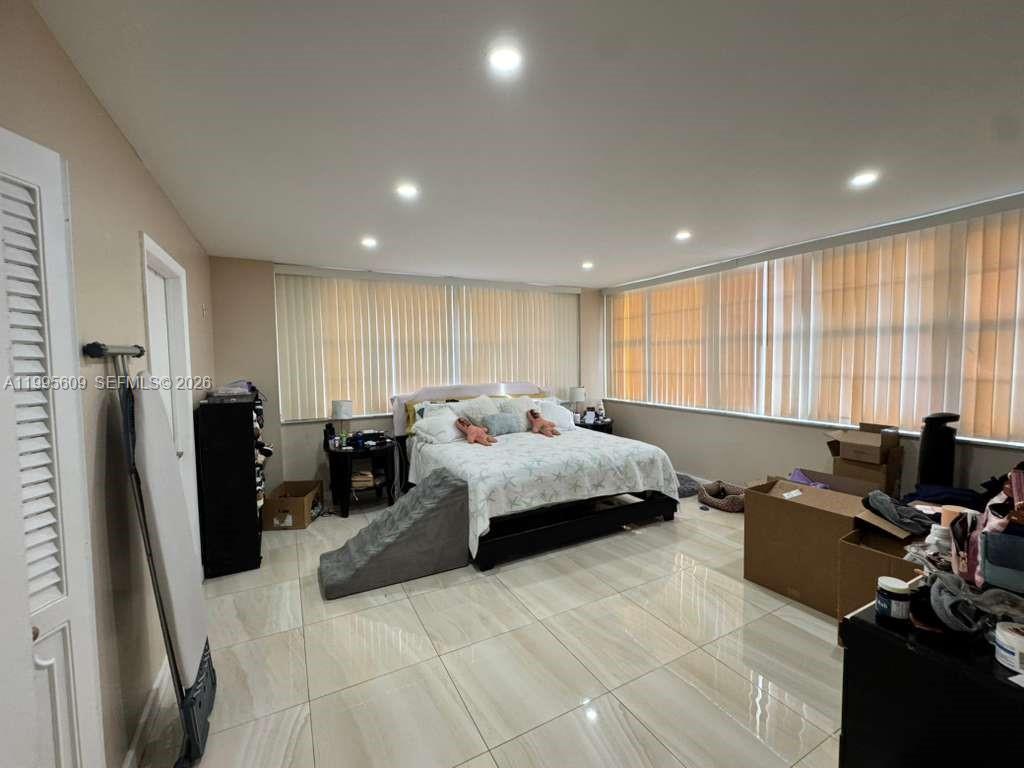 BAYVIEW TOWERS CONDO SOUT - Residential