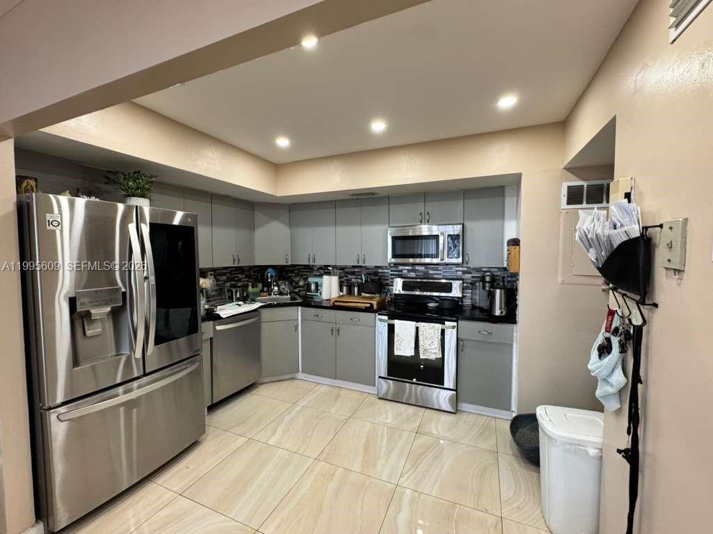 BAYVIEW TOWERS CONDO SOUT - Residential