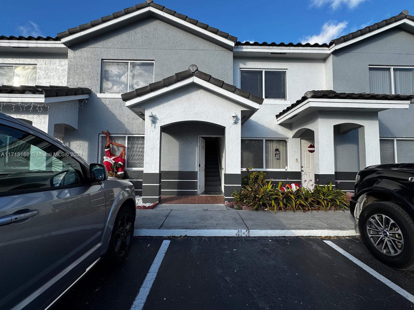 Charming naturally well-lit 2Bed, 2Bath in this Security Complex at IMAGES OF KENDALL CONDO. Washer&Drier in unit, Centrally located. Easy to Show.