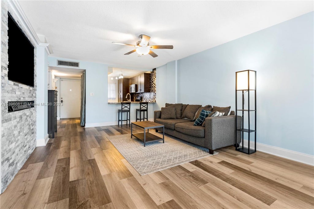 Photo of 118 Royal Park Dr #1H, Oakland Park, FL 33309 (MLS # A11396081)