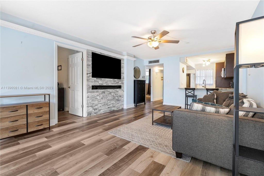 Photo of 118 Royal Park Dr #1H, Oakland Park, FL 33309 (MLS # A11396081)