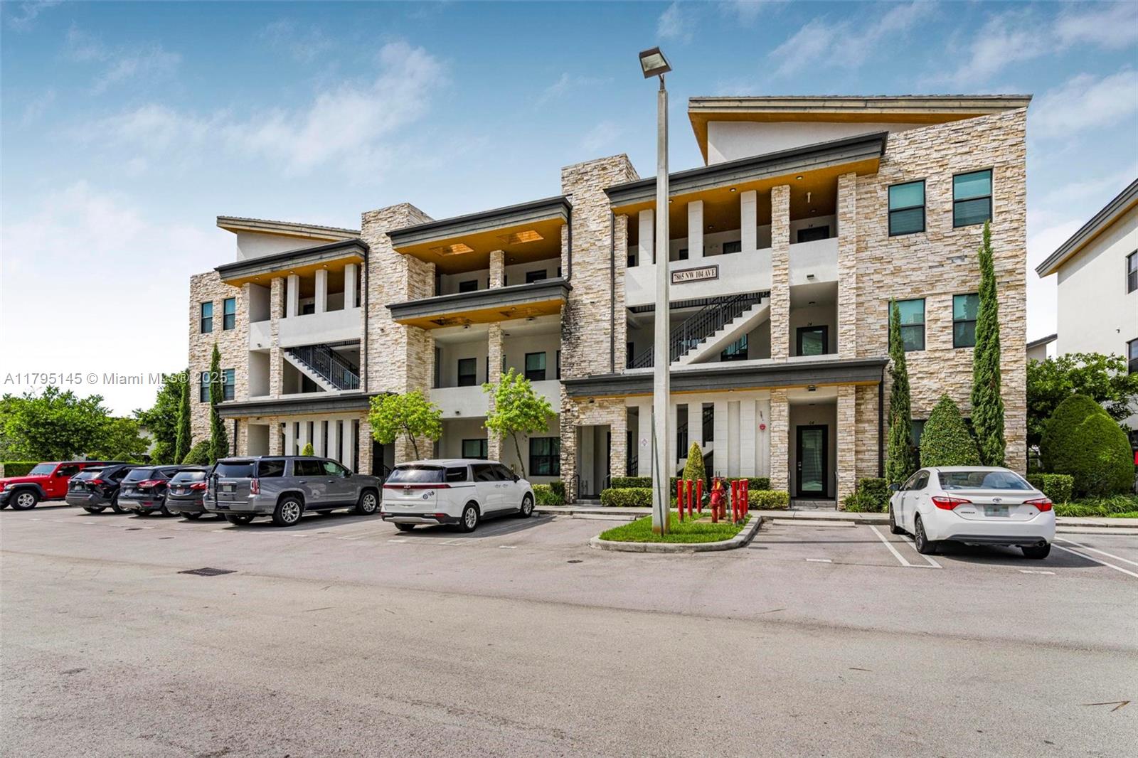 Property for Sale at 7865 Nw 104th Ave 33, Doral, Miami-Dade County, Florida - Bedrooms: 2 
Bathrooms: 2  - $439,000