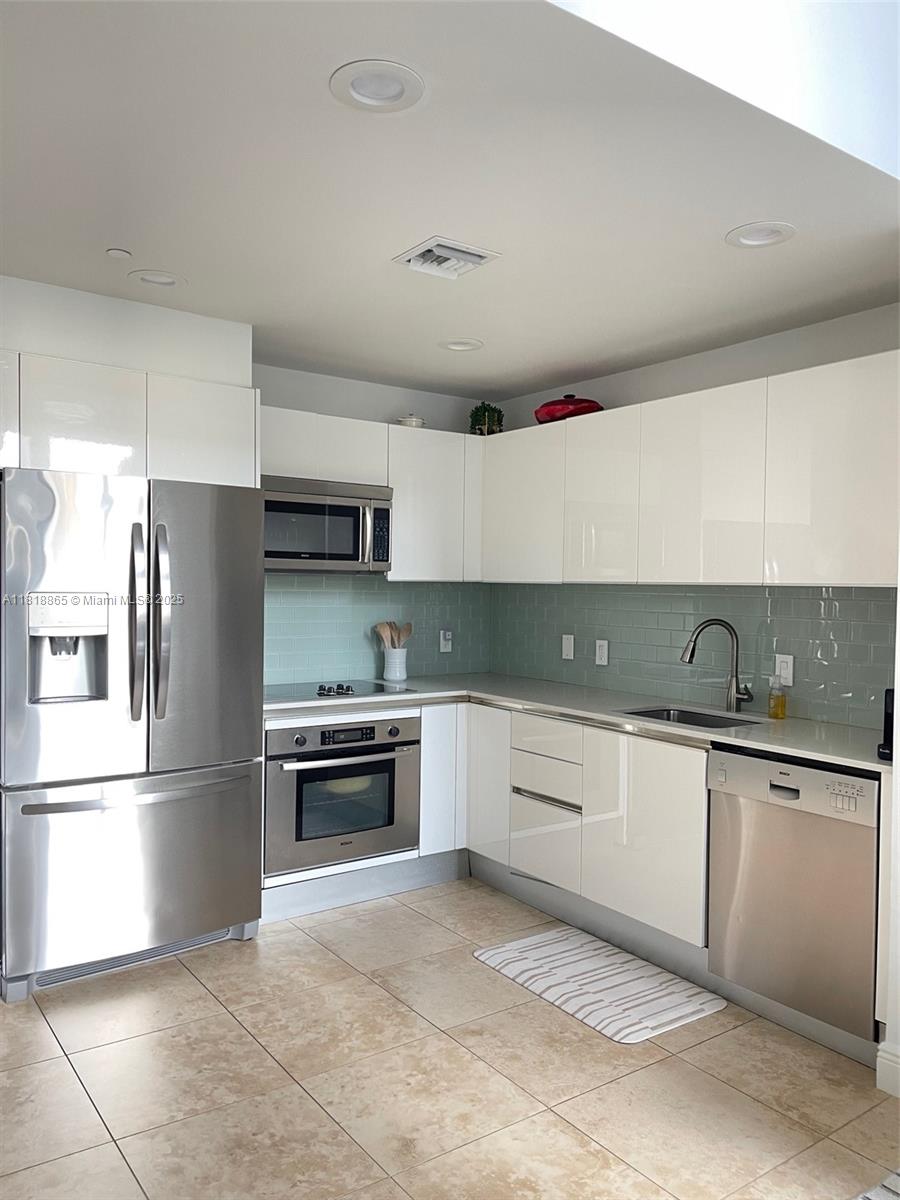 View photos, virtual tours, details... 1050 Brickell Ave 410